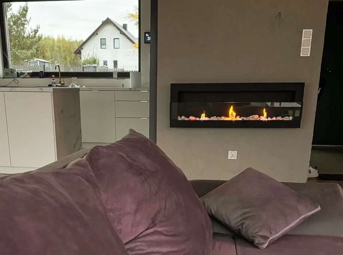 4422 BIOKAMIN 1200X400 schwarz strukturiert mit Glas