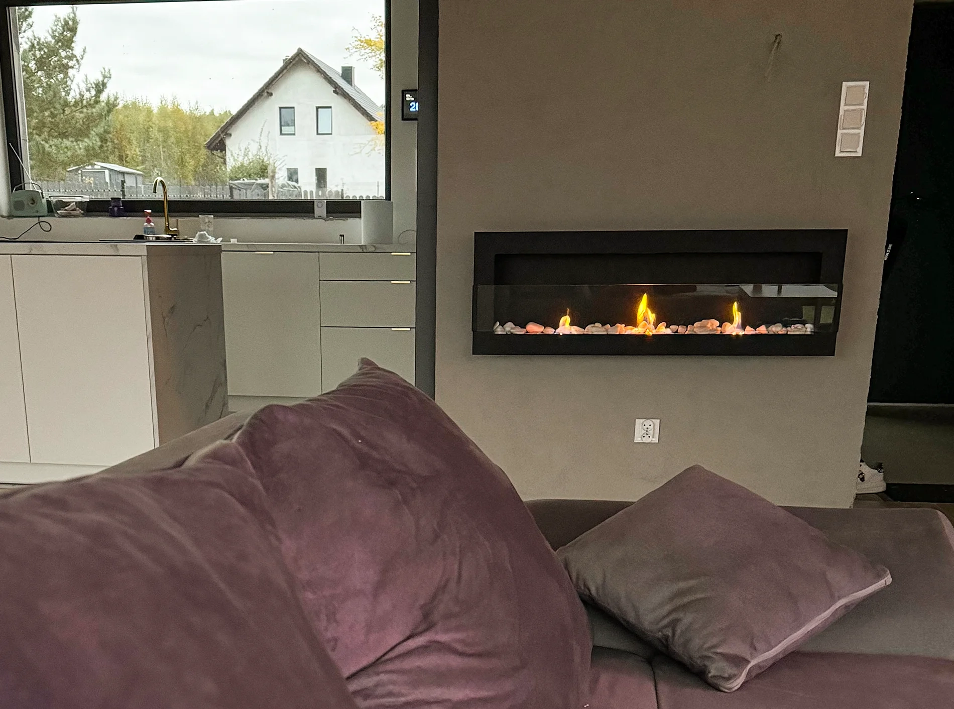4422 BIOKAMIN 1200X400 schwarz strukturiert mit Glas