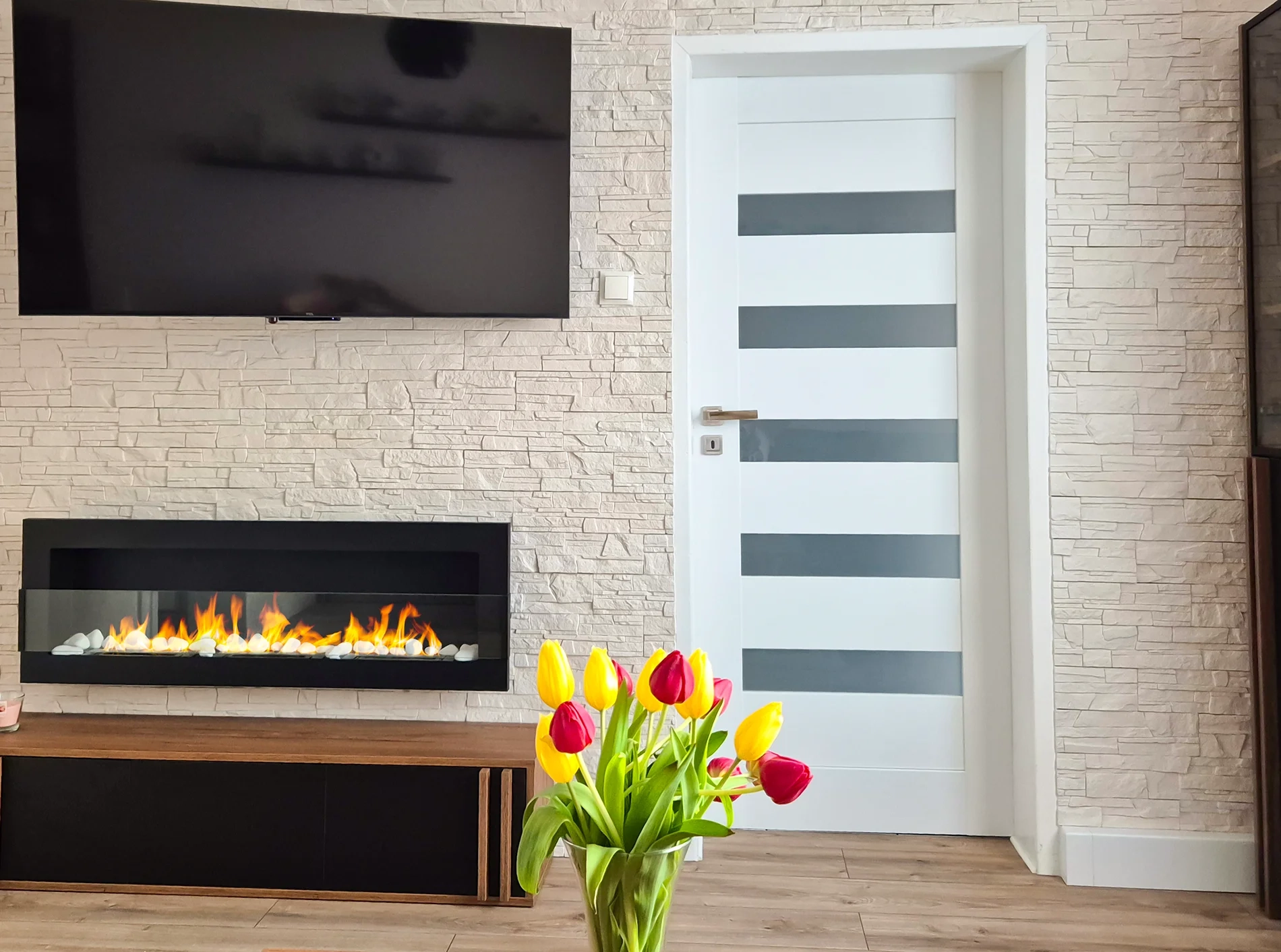 5116 BIOKAMIN 1200X400 schwarz strukturiert mit Glas