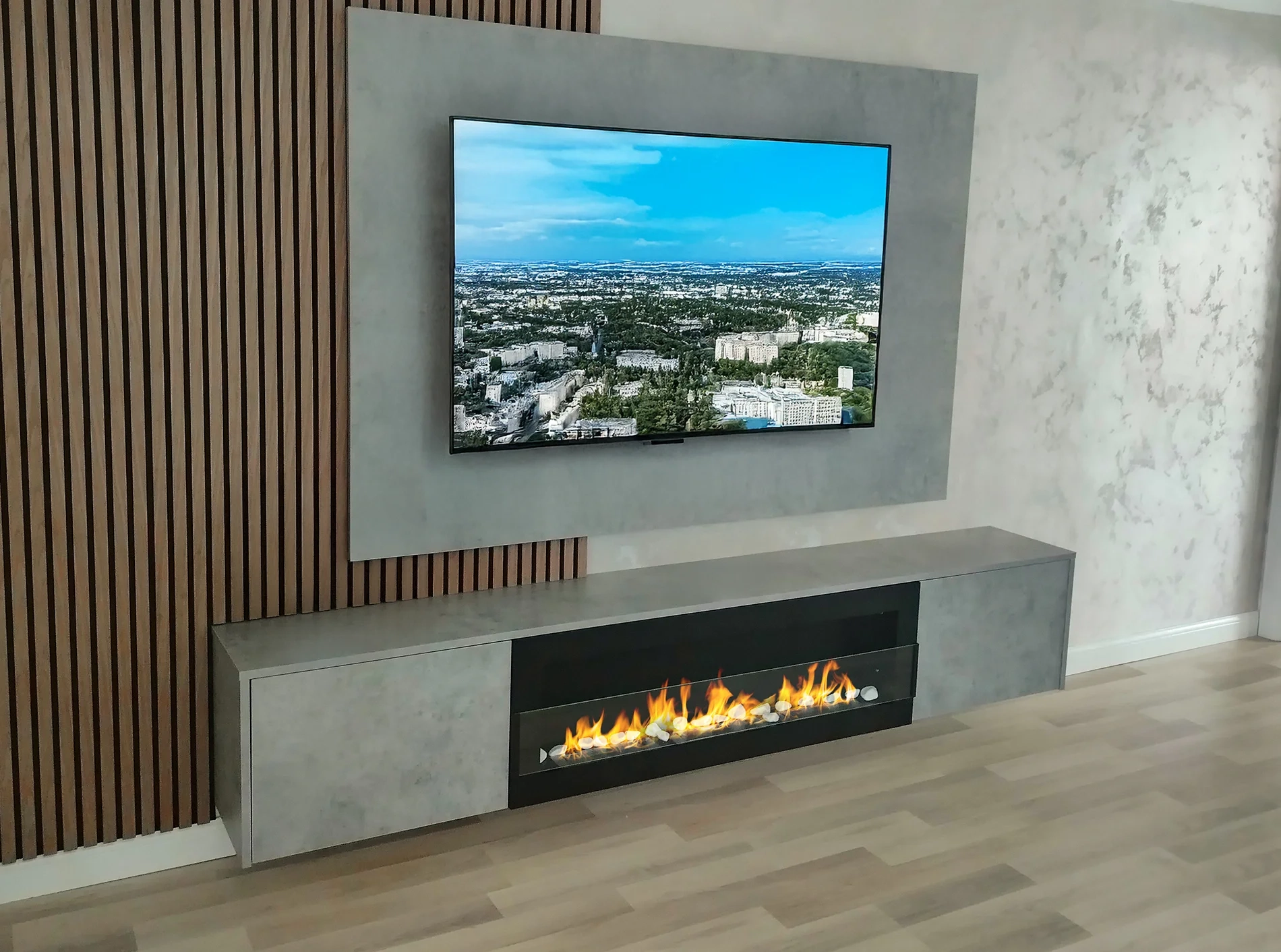 5118 BIOKAMIN 1200X400 schwarz strukturiert mit Glas