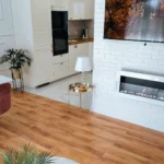5374 Bioethanol-Wandkamin 900 × 400 – Weiss Hochglanz mit Glasscheibe