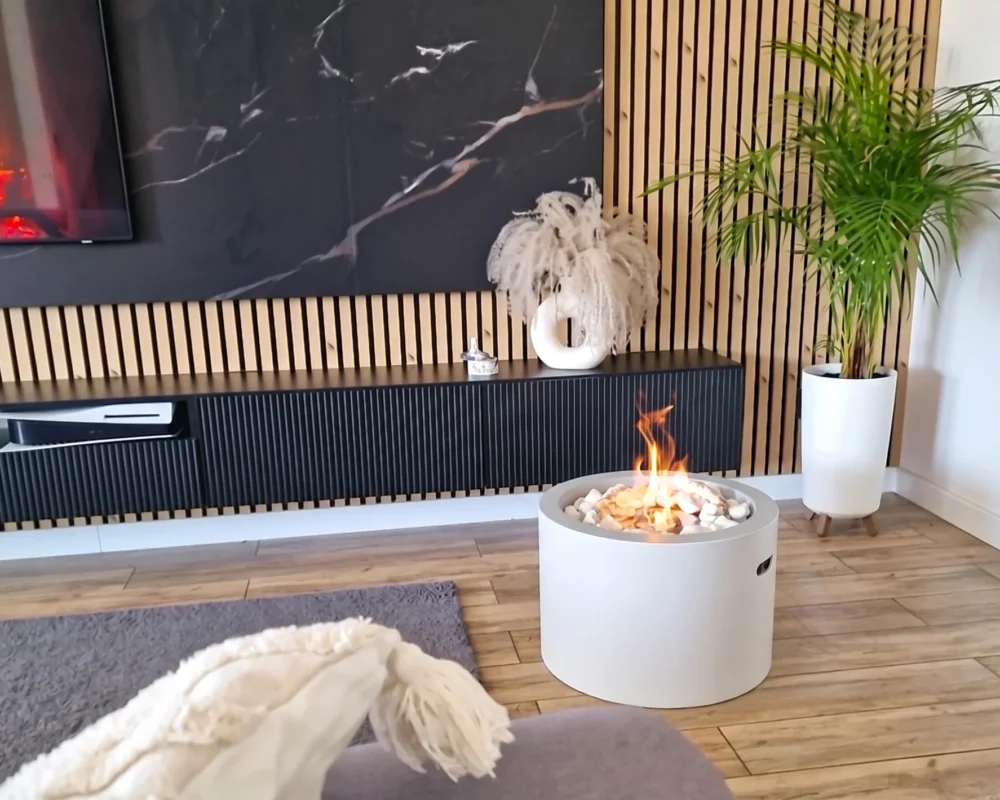 Bioethanol-Standkamin MOON – Weiss strukturiert Bioethanol-Standkamin MOON in Weiss strukturiert im Wohnzimmer