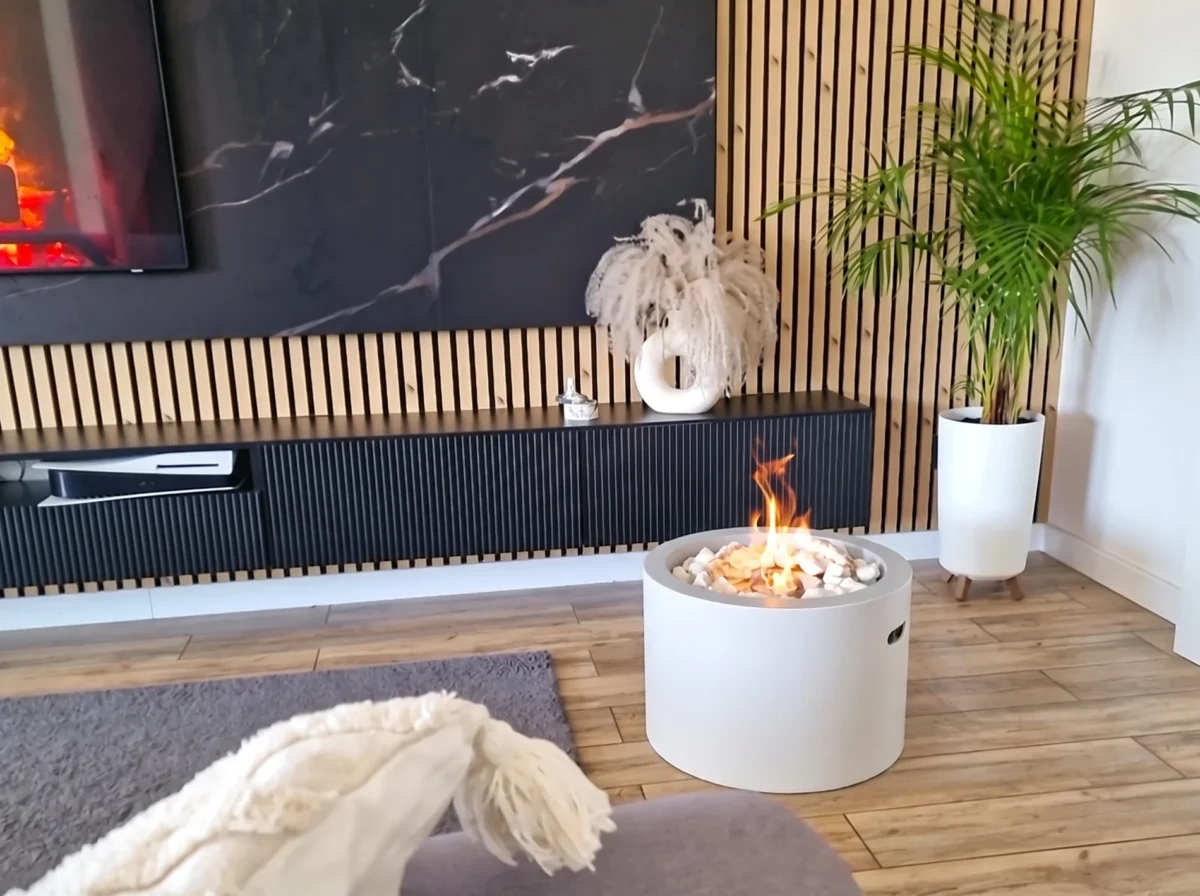 Bioethanol-Standkamin MOON – Weiss strukturiert Bioethanol-Standkamin MOON in Weiss strukturiert im Wohnzimmer