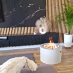 Bioethanol-Standkamin MOON in Weiss strukturiert im Wohnzimmer